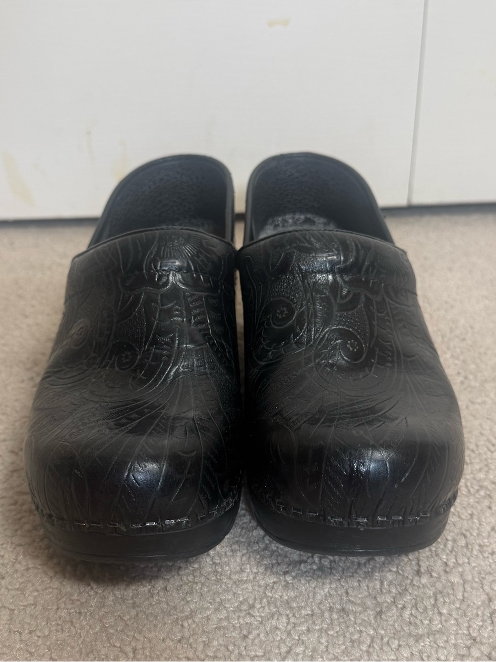 Dansko Black Embossed Floral Tooled Professional Clogs Women’s 39 Slip Resistant